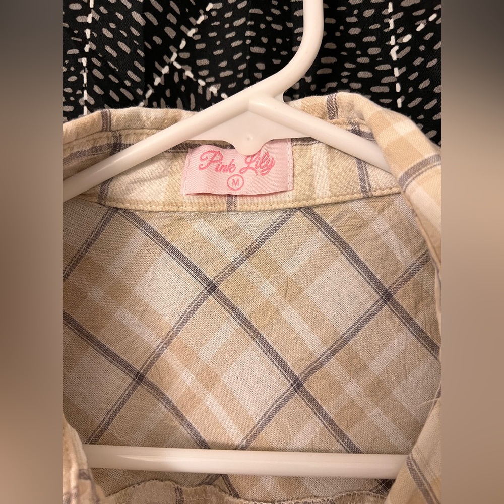 Pink Lily “Just Alike” Beige Plaid Button Up Blouse size Medium - Picture 7 of 7